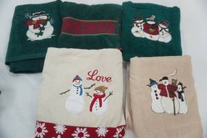 lot 297 image: Christmas Themed Hand Towels and Bath Towels
