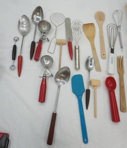 lot 299 image: Variety of Kitchen Utensils
