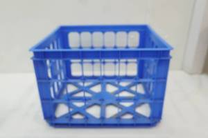 lot 322 image: Blue Crate