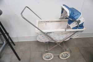 lot 328 image: Vintage Baby Doll Buggy or Carriage