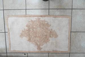lot 382 image: Bath Rug 20x30