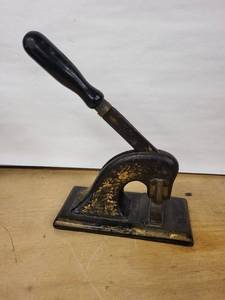 lot 4H image: Antique Victorian Embosser Stamp