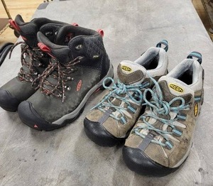 lot 8J image: KEEN Hiking Boots - US 7  EU 37.5 - 2 Pairs