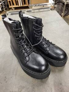 lot 15J image: New Boots - Memory Foam, Size 6.5, Black Leather