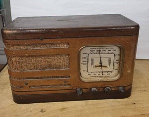 lot 18D image: Air Master Vintage Table Radio - Wood Cabinet, Vacuum Tube Receiver, Made in USA