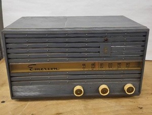 lot 19D image: Emerson 700054 ALA Tabletop Vacuum-Tube AM Radio - Vintage 1950s