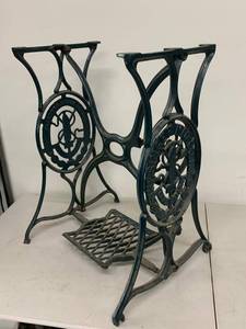 lot 78G image: Vintage Singer Mfg Co Cast Iron Treadle Sewing Machine Base Stand Frame with Pedal
