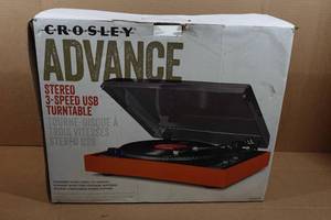 lot 139 image: Crosley Advance Stereo 3-Speed USB Turntable