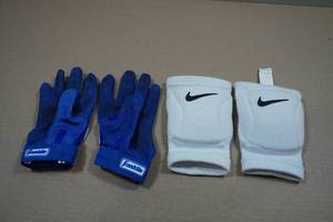 lot 55 image: Franklin MLB Pro Classic Batting Gloves and Knee Pads