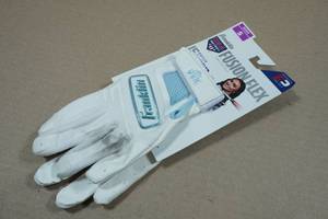 lot 84 image: Franklin Fusion Flex Fastpitch Gloves - Small