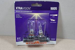 lot 200 image: Sylvania Xtravision Halogen Lamps - 9005
