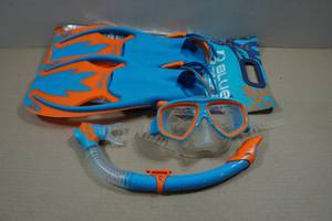lot 238 image: Cressi Blulove Kids Snorkel Set - LXL