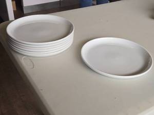 lot 71 image: Lot of (8) Crate & Barrel (Design by Martin Hunt) 10 12 Dinner Plates