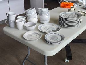 lot 82 image: Lennox Marblewave Dishwares 35-piece - (13) Bowls 5-12x2-12, (4) Mugs 3Dx4, (5) 7-12 Plates, (13) 10-12 Dinner Plates