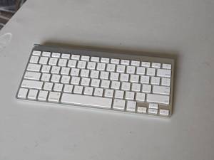 lot 13 image: Apple Wireless Keyboard A1314