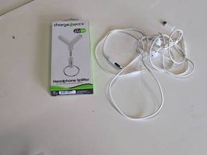 lot 25 image: Apple Heaphones with Dongle for USB-C  Charge Worx 2-way Headphone Splitter (in original packaging)