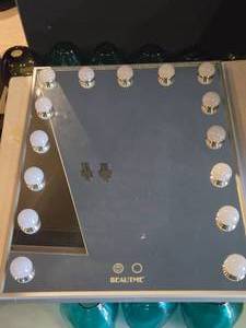 lot 57 image: Beaut Me LED Vanity Makeup Mirror 15-lamp