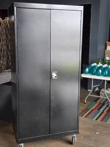 lot 172 image: Sandusky Rolling Storage Cabinet 36 x 24 x 67 with Keys