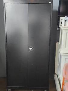 lot 173 image: Sandusky Rolling Storage Cabinet 36 x 24 x 67 with Keys