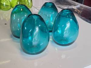 lot 248 image: Lot of (4) 7 12 Hand-Blown Art Glass Vases by Accent Dcor (aquamarine) (rounded triangle)