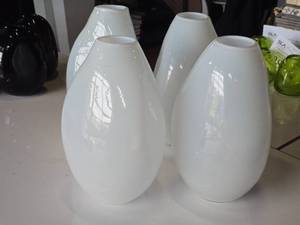 lot 270 image: Lot of (4) 11 Hand-Blown Art Glass Vases by Accent Dcor (opaque white) (rounded triangle)