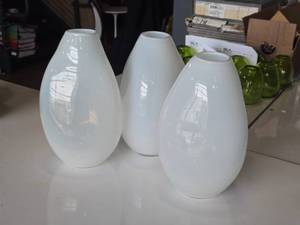 lot 271 image: Lot of (3) 11 Hand-Blown Art Glass Vases by Accent Dcor (opaque white) (rounded triangle)