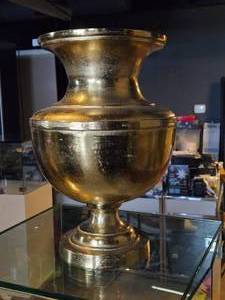 lot 325 image: 16 12 Aluminum Vase  Urn style