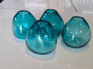 lot 224 image: Lot of (4) 4 14 Hand-Blown Art Glass Vases by Accent Dcor (aquamarine) (rounded triangle)