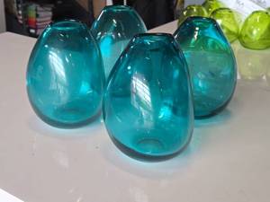 lot 259 image: Lot of (4) 7 12 Hand-Blown Art Glass Vases by Accent Dcor (aquamarine) (rounded triangle)