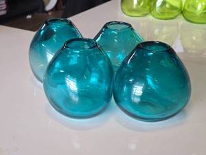 lot 275 image: Lot of (4) 4 14 Hand-Blown Art Glass Vases by Accent Dcor (aquamarine) (rounded triangle)