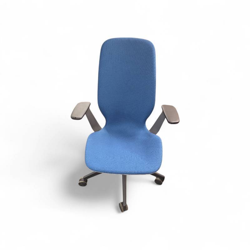 lot 17 image: Steelcase Case SilQ Task Chair Blue Retails new for $899