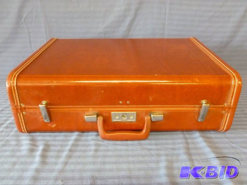 lot 62 image: Vintage Suitcase
