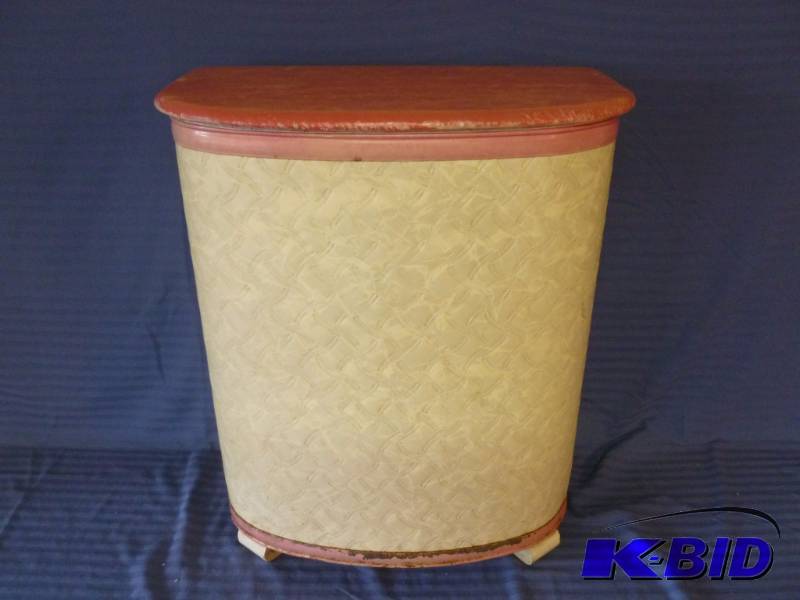 lot 97 image: Vintage Pearl -Wick Clothes Hamper