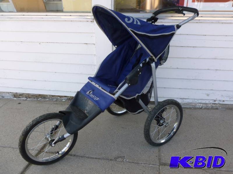 lot 2 image: In Step Running Stroller