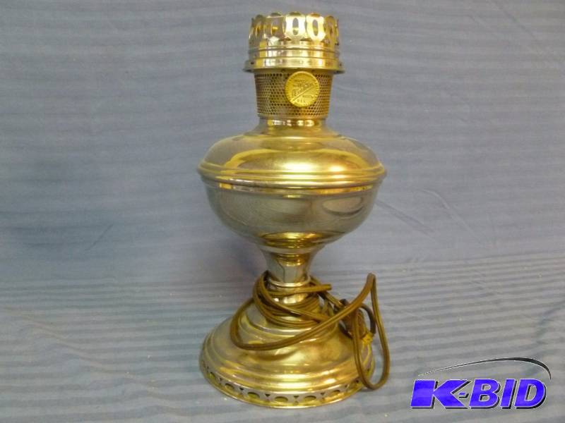 lot 142 image: Antique Aladdin Oil Lamp