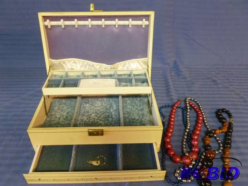 lot 184 image: Vintage Jewelry Box