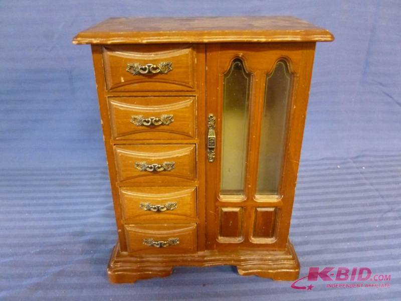 lot 185 image: Jewelry Box