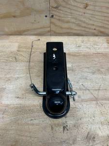 lot 243 image: Curt QuickPin No-Latch Trailer Coupler