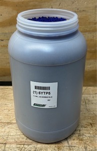 lot 344 image: Speedaire 6YPT5 Desiccant Silica Gel Bottle 1 Galon, Sorbead Blue