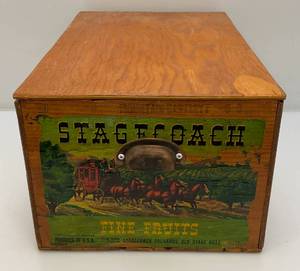 lot 46 image: Vintage Wooden STAGECOACH Fine Fruits Crate With Lid 9 x 12 x 19 12
