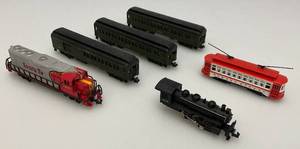 lot 63 image: Group Of N Scale Engines Including SANTA FE With Train Cars And More
