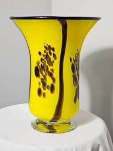 lot 254 image: Studio Art Glass Yellow Footed Vase