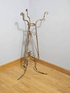 lot 113 image: Gold Tone Scrolled Metal Plant Stand