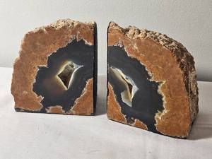 lot 76 image: Polished Geode Bookends
