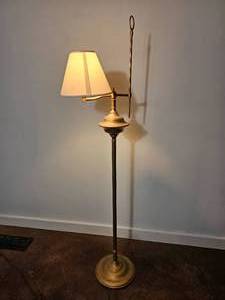 lot 52 image: Vintage Brass Art Deco Floor Lamp