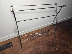 lot 91 image: Contemporary Scrolled Metal Towel Rack