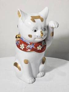 lot 270 image: Kutani Maneki Neko Lucky Cat