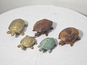 lot 277 image: Turtle Themed Curio Group