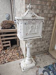 lot 109 image: Antique Cast Iron Mailbox