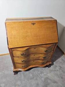 lot 58 image: Tiger Maple Chippendale Style Slant Front Desk